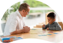 روانشناس کودک در حال بازی درمانی و مشاوره با کودک.