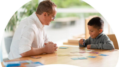 روانشناس کودک در حال بازی درمانی و مشاوره با کودک.