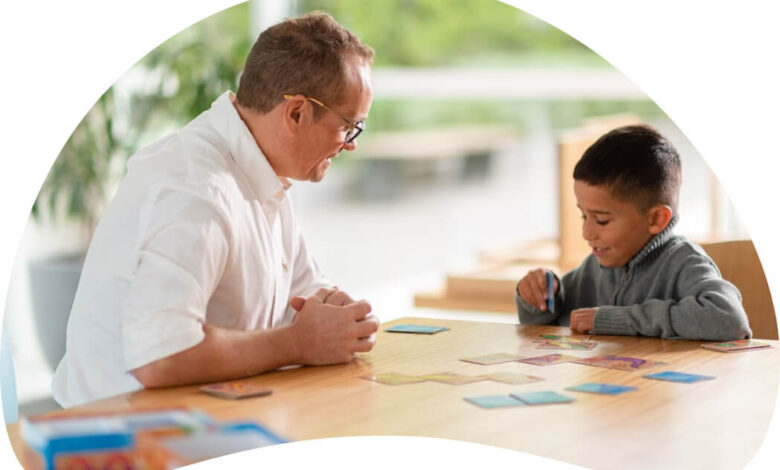 روانشناس کودک در حال بازی درمانی و مشاوره با کودک.