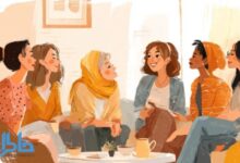 "گروه دوستان یا خانواده در حال اشتراک‌گذاری خاطرات و برقراری گفتگوهای معنادار، ایجاد حس تعلق و گرما."مجله خاطرات