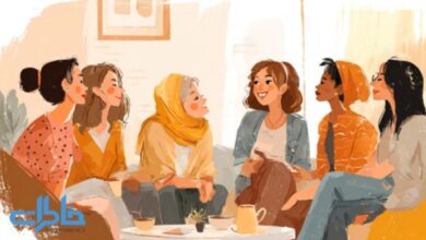 "گروه دوستان یا خانواده در حال اشتراک‌گذاری خاطرات و برقراری گفتگوهای معنادار، ایجاد حس تعلق و گرما."مجله خاطرات